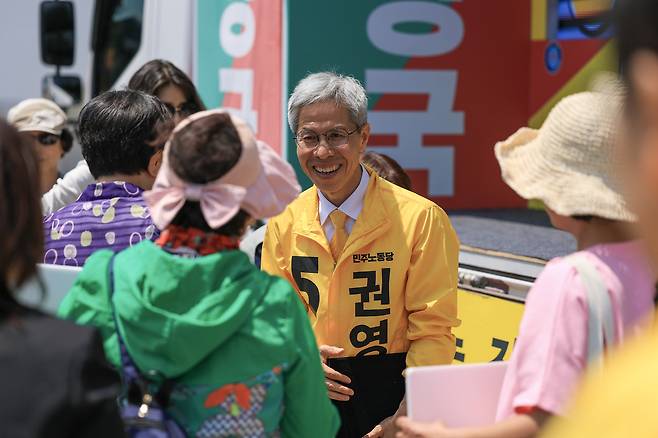 5월 25일 권영국 민주노동당 대선후보가 서울 마포구 연남동 경의선 숲길에서 서울 집중 유세를 벌이고 있다. 이준헌 기자