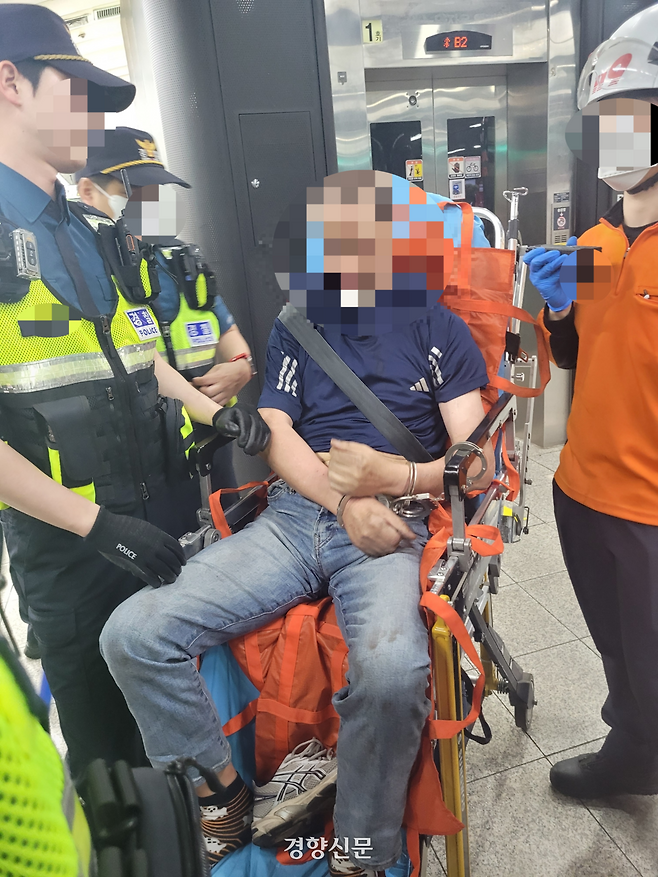 31일 서울 지하철 여의나루역에서 마포역으로 향하는 지하철에 방화한 것으로 추정되는 A씨(60대 남성)가 여의나루역에서 경찰에 현행범으로 체포됐다. 독자 제공