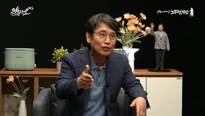 유시민 전 노무현재단 이사장이 30일 ‘사람사는세상 노무현재단’ 유튜브 채널 라이브 방송에서 김문수 국민의힘 대선 후보 배우자 설난영씨 관련 발언에 대해 설명하고 있다. 유튜브 방송 갈무리