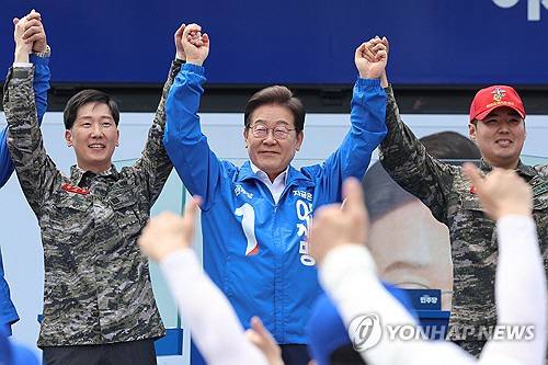 더불어민주당 이재명 대선 후보가 선거를 사흘 앞둔 마지막 주말인 31일 경기 평택시 배다리생태공원에서 열린 평택·오산·안성시 유세에서 시민들에게 지지를 호소하고 있다. 연합뉴스