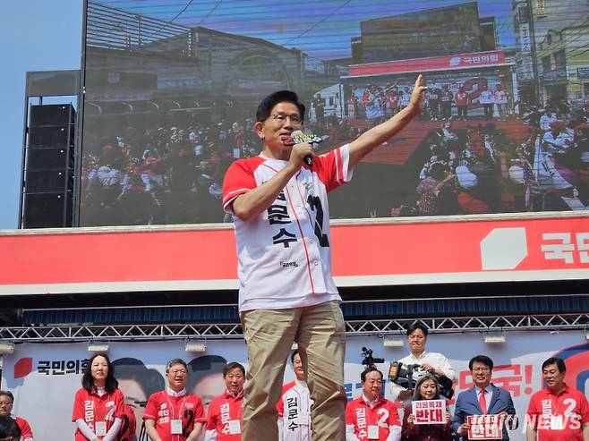 김문수 국민의힘 대선 후보가 31일 강원도 홍천에 있는 홍천중앙시장에서 선거 유세를 하고 있다. 윤상호 기자