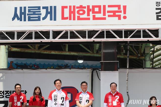 국민의힘 김문수 대선 후보가 31일 강원특별자치도 속초시 속초관광수산시장을 찾아 지지를 호소하고 있는 가운데 이만희·이양수·한기호 국회의원 등이 지원 유세를 펼치고 있다.