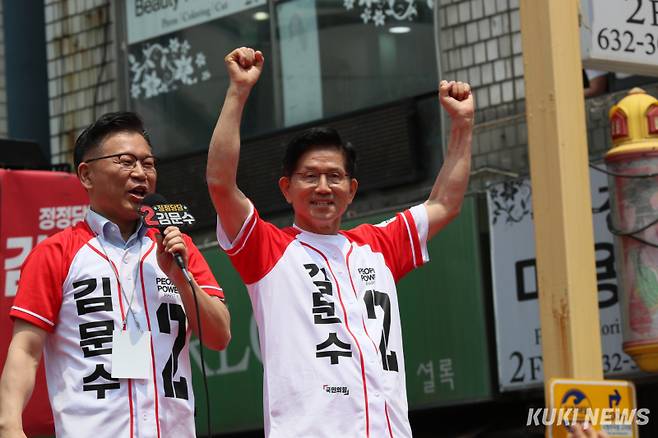국민의힘 김문수 대선 후보가 31일 강원특별자치도 속초시 속초관광수산시장에서 유세를 펼치고 있는 가운데 이양수(속초·고성·양양·인제) 국회의원이 유권자들에게 김 후보를 지지해 줄 것을 호소하고 있다.&nbsp;