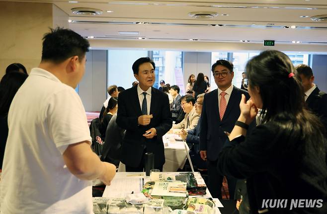 김태흠 충남지사가 30일 호주 시드니에서 열린 UNSW·KAIST 혁신창업 쇼케이스에서 전시 제품에 대한 설명을 듣고 있다.&nbsp;