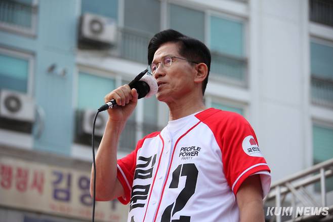 31일 국민의힘 김문수 대통령 후보가 강원 동해시 천곡동을 찾아 지지를 호소하고 있다.&nbsp;