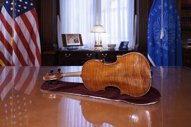 지난 4월 1690년산 스트라디바리우스 토스카나 메디치 콘트랄토 비올라가 3000만 달러에 거래되며 현악기 역사상 최고가를 기록했다. 미국 의회도서관은 1977년부터 이 악기를 장기 대여받고 있었지만, 이번에 완전히 소유하게 됐다.    미국 의회도서관