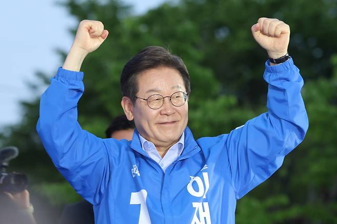 이재명 더불어민주당 대선 후보가 30일 충북 충주체육관 시계탑광장에서 유세를 마치고 두 팔을 들어 지지자들의 환호에 답하고 있다. 연합뉴스