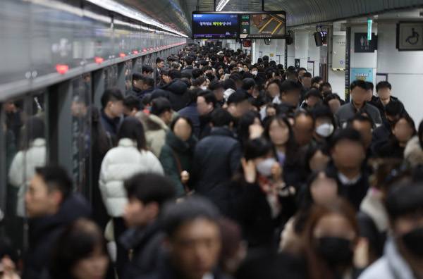기사의 이해를 돕기 위한 사진. 사진은 서울 지하철 5호선 대합실의 모습. 연합뉴스
