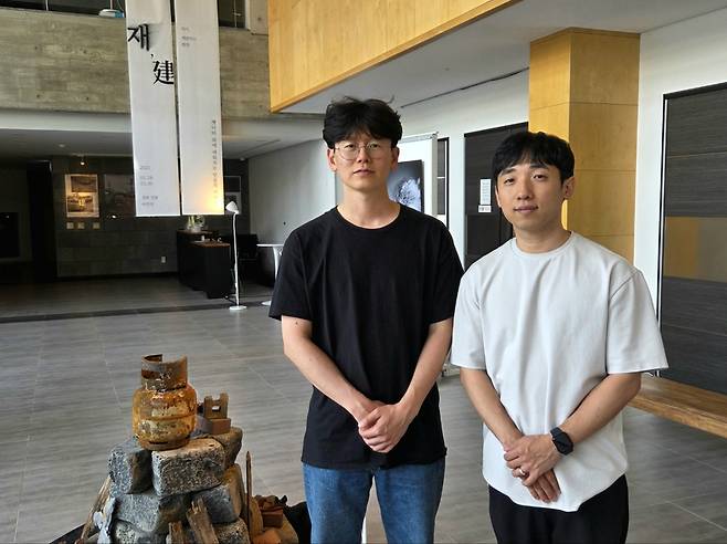 김기중 목사와 유명한 목사(오른쪽)가 30일 대전시 유성구 함께하는교회(김요한 목사) 지하 2층 갤러리에서 진행되는 ‘재(災), 건(建)’ 사진전 한 가운데 서 있다.