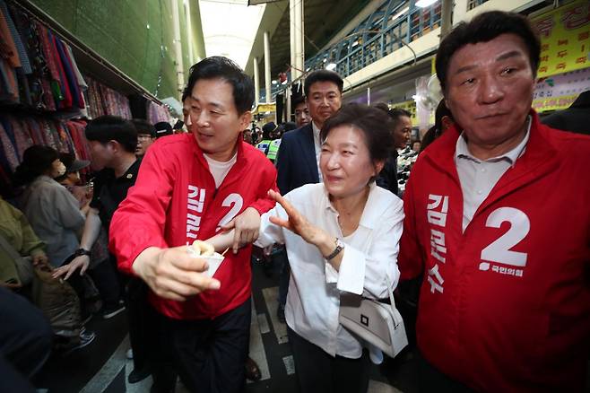 박근혜 전 대통령이 31일 오후 대구 중구 서문시장을 방문해 시민들에게 손을 흔들며 인사하고 있다. 연합뉴스