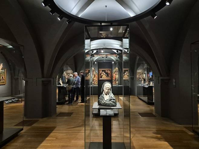 종교화와 성상들이 있는 0층 전시장. ©김슬기