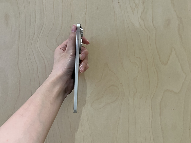 갤럭시 S25 엣지의 두께는 5.8mm. [사진=안서진 기자]