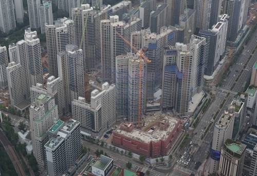 최근 건설주가 높은 주가 상승률을 보인다. 하반기에도 건설주 전반에 긍정적인 주가 흐름이 이어질 것이라는 분석이 나온다. 사진은 서울 송파구 잠실르엘아파트 건설 현장. (연합뉴스)