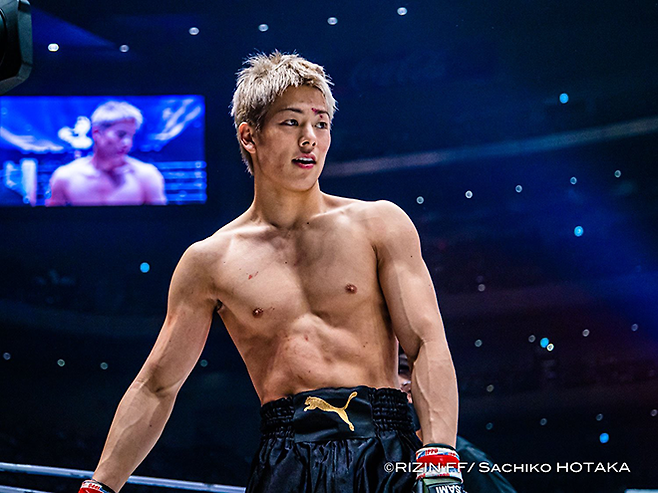 종합격투기 파이터 미우라 고타가 2021년 연말 일본 사이타마 슈퍼아레나 라이진 데뷔전 승리 기념 촬영을 하고 있다. 고타는 1992년 제10회 아시아축구연맹 아시안컵 최우수선수 미우라 가즈요시의 둘째 아들이다. 사진=RIZIN FF