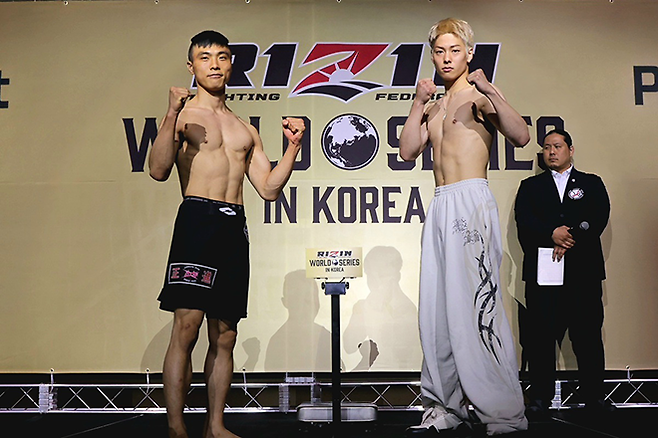 왼쪽부터 2025년 5월 인천광역시 파라다이스시티 라이진 월드시리즈 코리아 공개 계체 촬영을 하는 대한무에타이협회 국가대표 권용철, 인스타그램 250만 팔로워를 거느린 일본 종합격투기선수 미우라 고타. 고타는 일본 축구 영웅 미우라 가즈요시의 아들이다. 사진=RIZIN FF