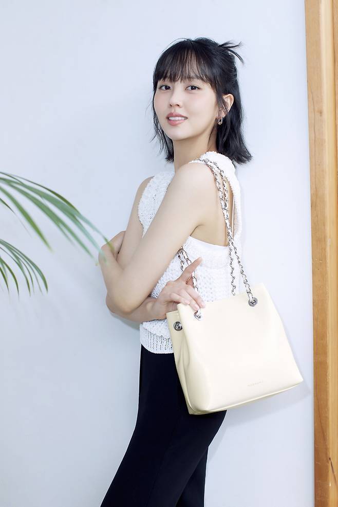 김소현은 화이트 니트 슬리브리스 톱과 블랙 슬랙스의 간결한 매치로 미니멀한 무드를 연출했다.사진=마르헨제이 제공