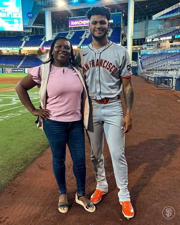 경기 후 어머니와 사진을 찍은 도발. 사진= 샌프란시스코 자이언츠 공식 X