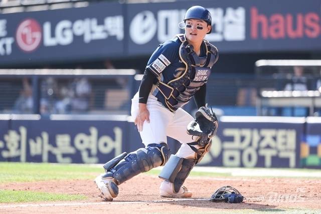 안중열은 31일 왼 손목에 사구를 맞으며 교체됐다. 사진=NC 제공