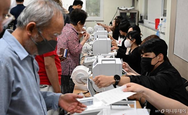 [광주=뉴시스] 김혜인 기자 = 제21대 대선 사전투표 첫날인 29일 오전 광주 서구 쌍촌동 쌍촌종합사회복지관에 위치한 상무2동 사전투표소에서 시민들이 투표 전 신분 확인 절차를 거치고 있다. 2025.05.29. hyein0342@newsis.com /사진=