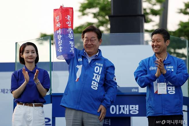 [충주=뉴시스] 조성우 기자 = 이재명 더불어민주당 대선후보가 30일 오후 충북 충주시 충주체육관 시계탑광장에서 열린 유세에서 청사초롱을 들고 시민들에게 인사하고 있다. 2025.05.30. xconfind@newsis.com /사진=조성우