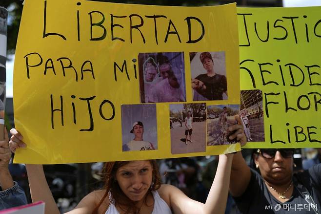 [카라카스=AP/뉴시스] 9일(현지 시간) 베네수엘라 카라카스에 있는 유엔 건물 앞에서, 미국 정부가 엘살바도르의 교도소로 강제 이송한 베네수엘라 이민자들의 가족이 항의 시위를 벌이고 있다. 미국 정부는 지난달 16일, 베네수엘라 이민자 260여 명을 '트렌 데 아라과'(TdA) 카르텔 소속이라며 재판 없이 엘살바도르의 악명 높은 세코트 교도소로 추방했다. 2025.04.10. /사진=민경찬
