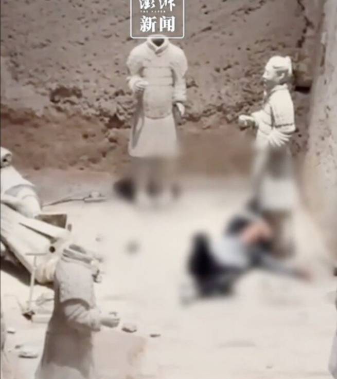 30일 중국 산시성 시안시 진시황릉의 병마용 구덩이에서 한 30대 남성이 병마용을 넘어뜨리고 드러누운 모습. /사진=펑파이신문 영상 갈무리