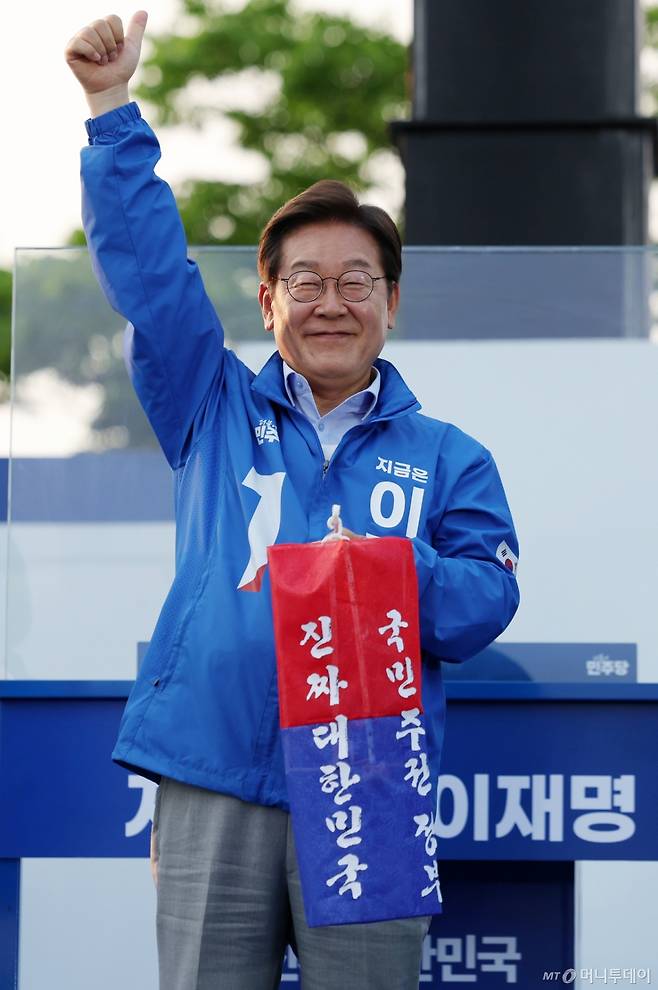 [충주=뉴시스] 조성우 기자 = 이재명 더불어민주당 대선후보가 30일 오후 충북 충주시 충주체육관 시계탑광장에서 열린 유세에서 청사초롱을 들고 시민들에게 인사하고 있다. 2025.05.30. xconfind@newsis.com /사진=조성우