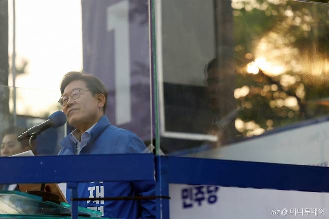 [충주=뉴시스] 조성우 기자 = 이재명 더불어민주당 대선후보가 30일 오후 충북 충주시 충주체육관 시계탑광장에서 열린 유세에서 연설하고 있다. 2025.05.30. xconfind@newsis.com /사진=조성우