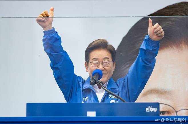 (평택=뉴스1) 이재명 기자 = 이재명 더불어민주당 대통령 후보가 31일 오후 경기도 평택시 배다리생태공원에서 시민들에게 지지를 호소하고 있다. 2025.5.31/뉴스1  Copyright (C) 뉴스1. All rights reserved. 무단 전재 및 재배포,  AI학습 이용 금지. /사진=(평택=뉴스1) 이재명 기자