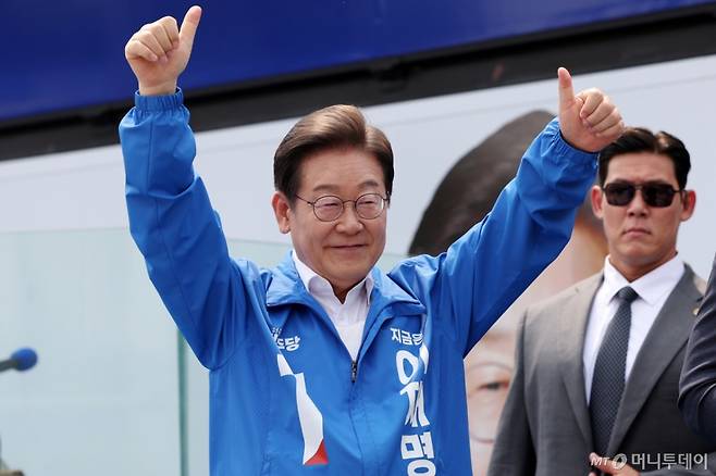 [평택=뉴시스] 조성우 기자 = 이재명 더불어민주당 대선후보가 31일 오후 경기 평택시 배다리생태공원에서 열린 유세에서 연설을 마친 뒤 시민들에게 인사하고 있다. 2025.05.31. xconfind@newsis.com /사진=조성우