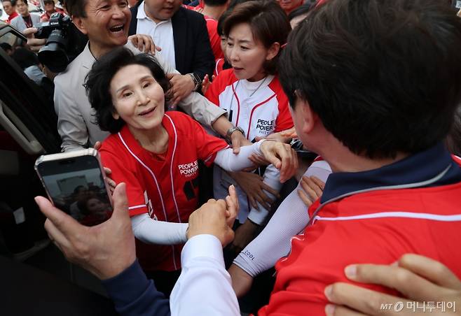 (서울=뉴스1) 오대일 기자 = 김문수 국민의힘 대통령 후보 부인 설난영 여사가 31일 오후 서울 동작구 중앙대병원 앞 삼거리에서 열린 유세에서 지지자들과 인사를 나누고 있다. 2025.5.31/뉴스1  Copyright (C) 뉴스1. All rights reserved. 무단 전재 및 재배포,  AI학습 이용 금지. /사진=(서울=뉴스1) 오대일 기자