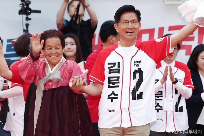 (포항=뉴스1) 김민지 기자 = 김문수 국민의힘 대통령 후보가 31일 경북 포항시 북포항우체국 인근에서 열린 집중유세에서 어르신과 사진을 찍고 있다. 2025.5.31/뉴스1  Copyright (C) 뉴스1. All rights reserved. 무단 전재 및 재배포,  AI학습 이용 금지.