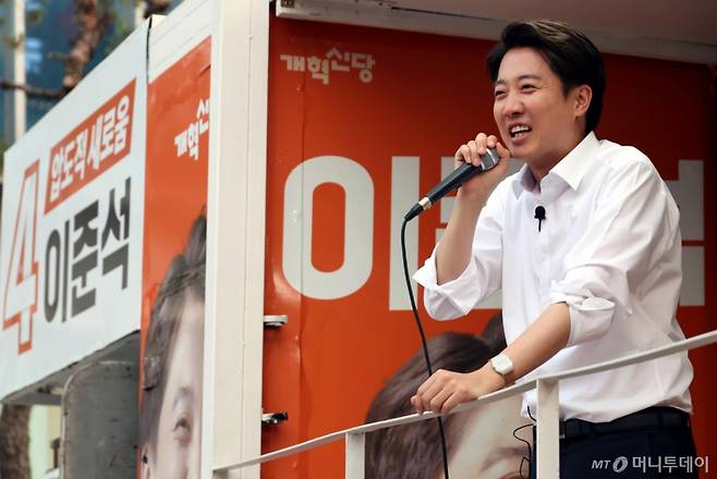 [서울=뉴시스] 조성봉 기자 = 이준석 개혁신당 대선후보가 30일 오후 서울 서대문구 신촌 유플렉스 앞에서 유세를 하고 있다. 2025.05.30. suncho21@newsis.com /사진=조성봉