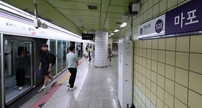 [서울=뉴시스] 조수정 기자 = 31일 오전 방화로 인해 운행이 중단됐던 서울 지하철 5호선 마포역에서 열차가 정상 운행하고 있다.   이날 오전 8시 43분께 서울 지하철 5호선 여의나루에서 마포역 방향으로 향하던 지하철에서 방화로 인한 화재가 발생했. 승객 400여명이 터널을 통해 마포역 등으로 대피했고 21명은 연기흡입과 골절 등 부상으로 병원 이송했다. 10시 24분께 화재가 완진됐다. 경찰은 오전 9시 45분께 방화 용의자 60대 남성을 여의나루역 인근에서 현행범으로 체포해 영등포경찰서에서 조사중이다. 2025.05.31. chocrystal@newsis.com /사진=조수정