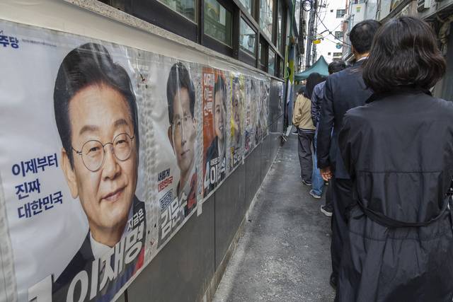 21대 대통령선거 사전투표 이틀째인 30일 오전 서울 중구 소공동 주민센터에 마련된 사전투표소가 회사 출근길에 투표하려는 시민들로 붐비고 있다.