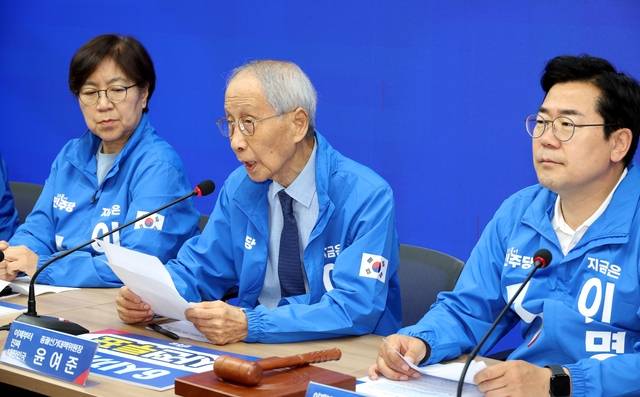 윤여준 더불어민주당 상임총괄선거대책위원장이 30일 서울 여의도 중앙당사에서 열린 중앙선거대책위원회의에서 발언을 하고 있다. 뉴시스