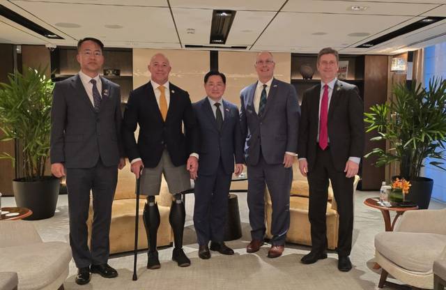 조창래(왼쪽 세번째) 국방정책실장이  31일싱가포르에서 열린 제22차 아시아안보회의(샹그릴라 대화)에 참석해 미 하원 의원단과 기념촬영하고 있다.  왼쪽부터 우경석 국방부 지역안보협력TF장, 브라이언 매스트 의원, 조창래 국방정책실장, 존 물레나 의원, 그렉 스탠튼 의원. 국방부 제공