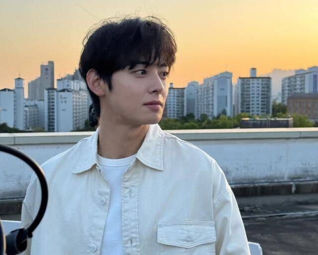 차은우가 노을지는 옥상에서 아련한 눈빛을 뽐냈다. / 차은우 인스타그램 캡처