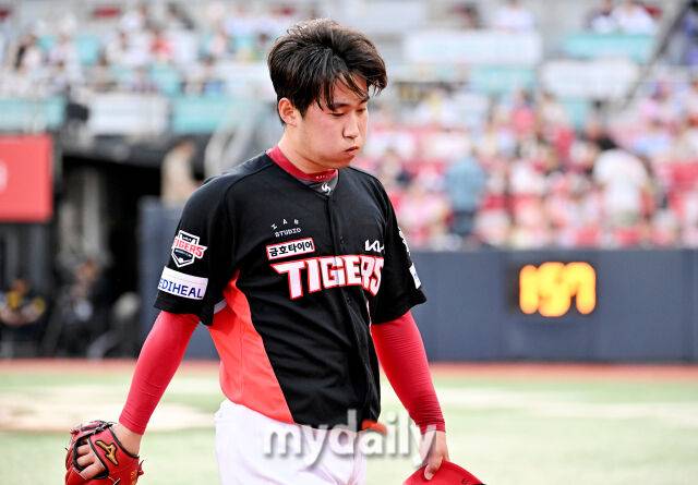 20일 오후 경기도 수원시 조원동 수원kt위즈파크에서 진행된 '2025 프로야구 KBO리그' kt위즈와 KIA타이거즈의 경기. 기아 윤영철이 1회말 2실점한 뒤 아쉬워 하고 있다./마이데일리