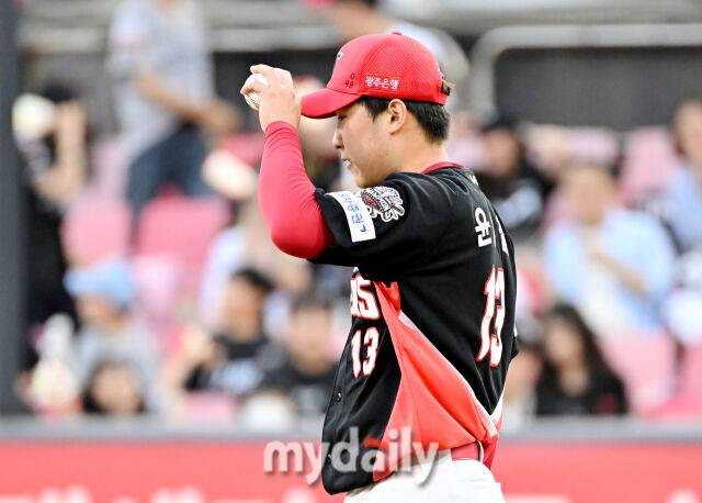 20일 오후 경기도 수원시 조원동 수원kt위즈파크에서 진행된 '2025 프로야구 KBO리그' kt위즈와 KIA타이거즈의 경기. 기아 윤영철이 1회말 2사 1,3루서 강백호에게 적시타를 맞은 뒤 아쉬워 하고 있다./마이데일리