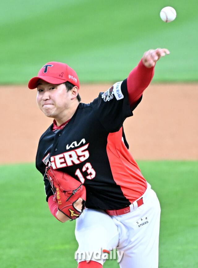 20일 오후 경기도 수원시 조원동 수원kt위즈파크에서 진행된 '2025 프로야구 KBO리그' kt위즈와 KIA타이거즈의 경기. 기아 윤영철이 선발등판해 역투하고 있다./마이데일리