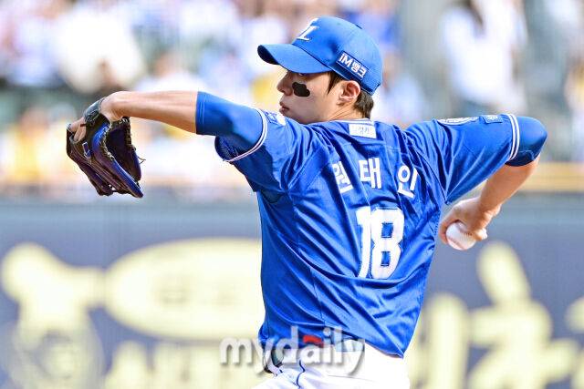 31일 서울 잠실야구장에서 열린 '2025 신한 SOL BANK KBO리그' 삼성 라이온즈와 LG 트윈스 경기.삼성 선발 원태인이 힘차게 투구하고 있다./잠실=한혁승 기자