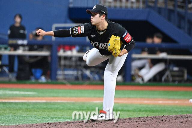 25일 서울 고척스카이돔에서 열린 '2025 신한 SOL BANK KBO리그' KT 위즈와 키움 히어로즈 경기. KT 박영현이 2-0으로 앞선 9회말 교체되 마운드에 올라 힘차게 투구하고 있다./마이데일리