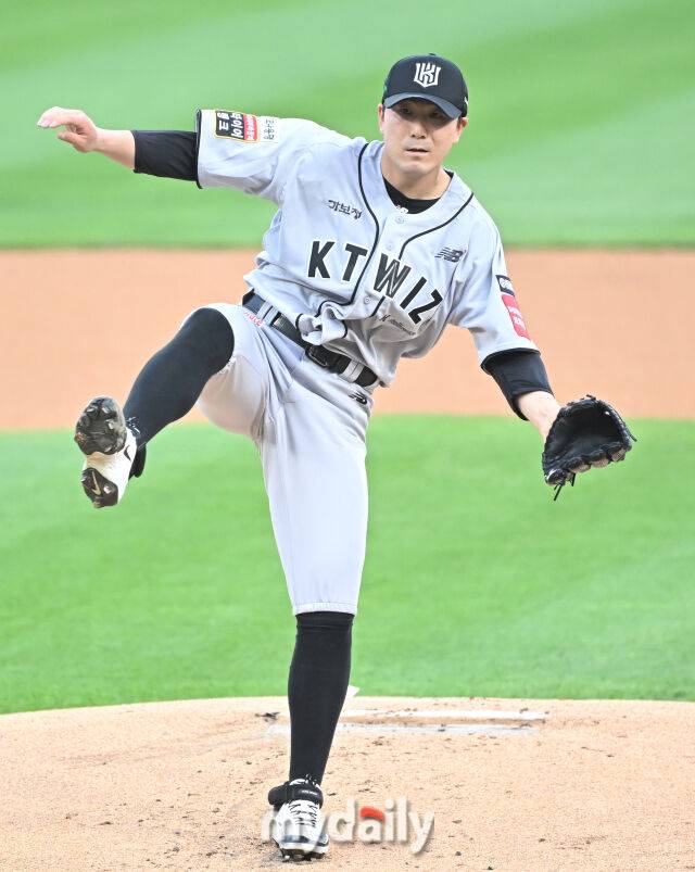 20일 오후 경기도 수원시 조원동 수원kt위즈파크에서 진행된 '2025 프로야구 KBO리그' kt위즈와 KIA타이거즈의 경기. kt 조이현이 선발등판해 역투하고 있다./마이데일리
