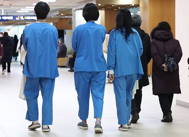 지난 1월 10일 서울 한 대형병원에서 의료진이 이동하고 있다. [연합]