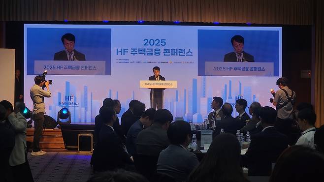 김경환 한국주택금융공사 사장이 지난 30일 서울 중구 은행회관에서 열린 ‘2025HF주택금융 콘퍼런스’에서 개회사를 발표하고 있다. [정호원 기자]