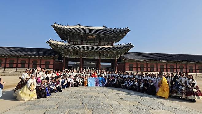 경복궁에서 한복 체험 중인 인센티브 단체 외국인 참가자