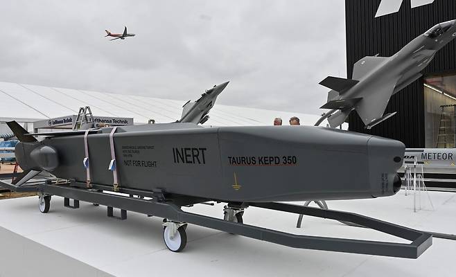 장거리 미사일인 ‘타우러스’ KEPD 350 공대지 순항미사일이 지난해 6월 독일 베를린 근처 쇤펠트에서 열린 국제항공우주전시회(ILA)에 전시되어 있는 모습. [AFP]