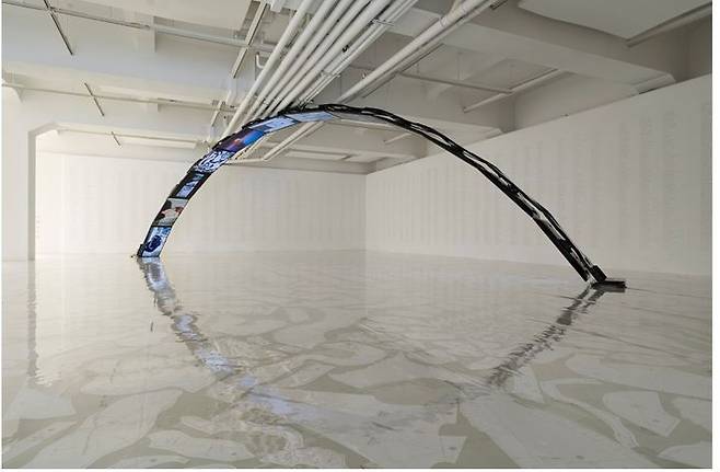 포스트아카이브팩션(파프), 아카이브의 무지개 Rainbow of the Archives, 2025, 12-channel digital 4K video (color,sound), powder-coated steel, archival data (2016―2025), 60×1040×290cm *재판매 및 DB 금지