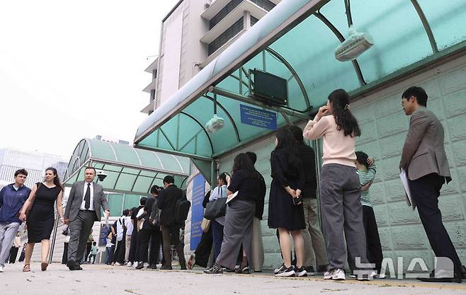 [서울=뉴시스] 김근수 기자 = 28일 서울 종로구 주한 미국대사관 앞에 시민들이 미국 비자심사를 받기 위해 줄 서 있다.미국 당국이 미국에 유학하려는 학생에 대해 소셜미디어(SNS) 심사를 의무화하는 방안을 검토하고 있다고 미국의 한 정치전문매체가 관련 외교 전문을 입수해 27일(현지 시간) 보도했다. 또 미 국무부는 이 같은 제도 도입을 준비하기 위해 전 세계 외교 공관에 유학생 비자 인터뷰를 일시 중단할 것을 지시했다고 전했다. 2025.05.28. ks@newsis.com